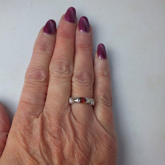 Sterling Silver 925 Petite Garnet Birthstone Ring - Oval Cut Stone - Size 5 - Picture 5 of 9
